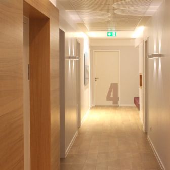 2_flur_zu_den_behandlungsraeumen.jpg