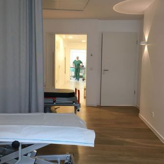 aufwachraum_mit_blick_in_den_operationsraum.jpg